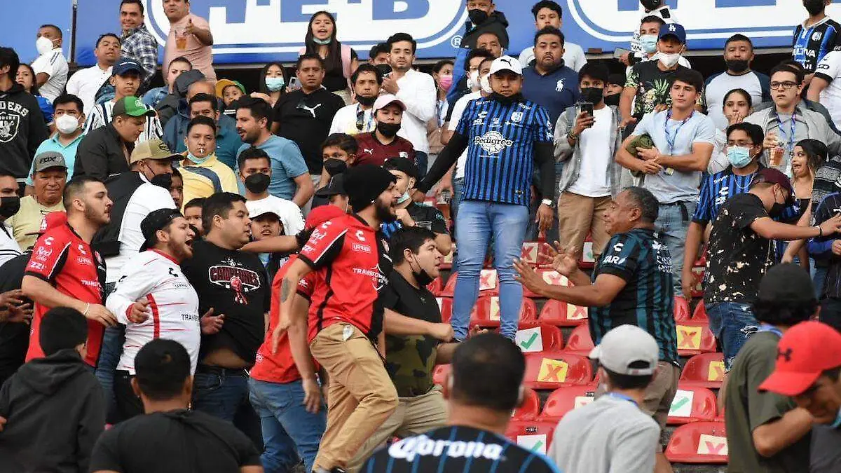 Riña entre aficionados de Querétaro y Atlas deja 22 lesionados 2